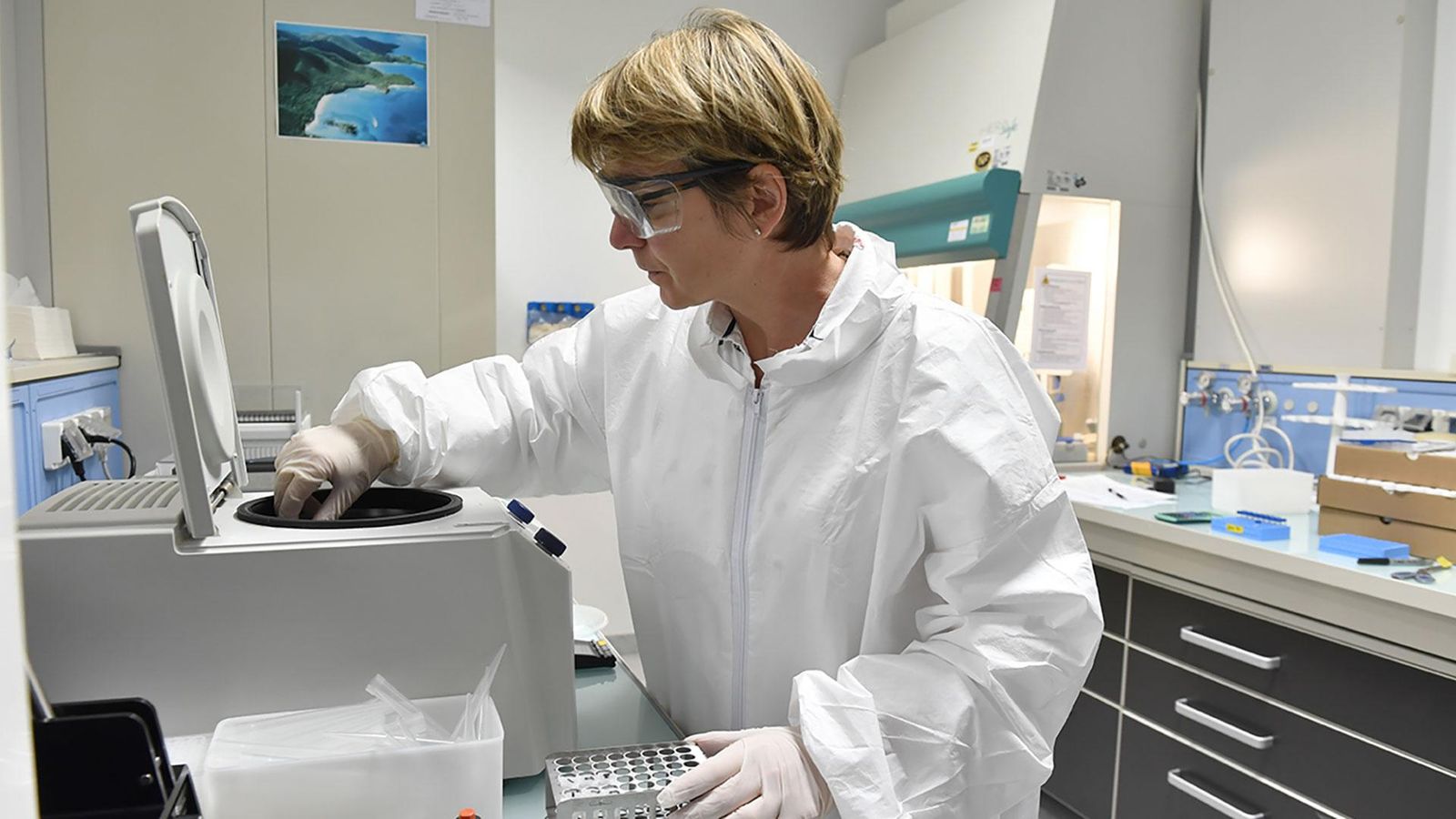 Valérie, technicien supérieur de bioanalyse, sur notre site R&D de Montpellier.